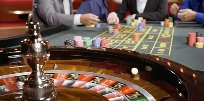 Antarmuka live dealer di platform saldo33 menampilkan meja blackjack dengan dealer profesional